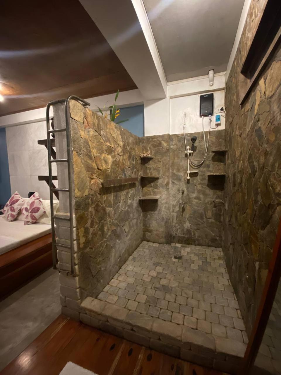Bed and Breakfast Stone Creek House Romblon Екстер'єр фото
